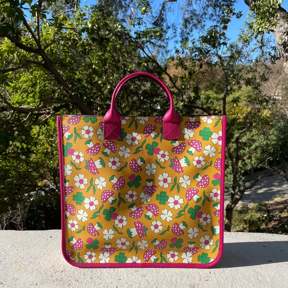 NWT Gucci GG Supreme Mushrooms Medium Tote